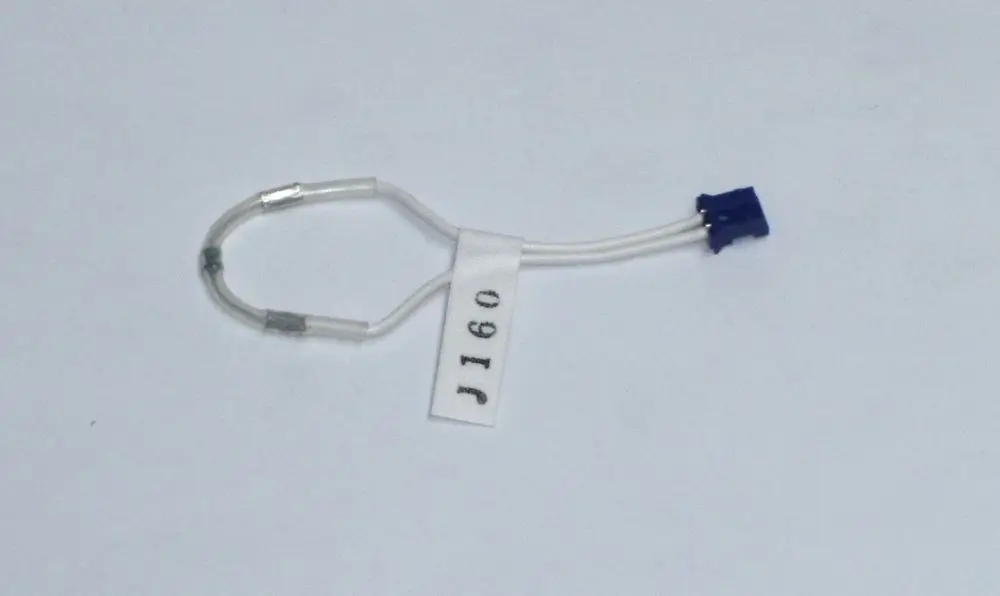 Adapter mit zwei weißen Kabeln und einem blauen Stecker, gekennzeichnet mit "J160". Teil von Daikin-Komponenten für spezifische Anwendungen.